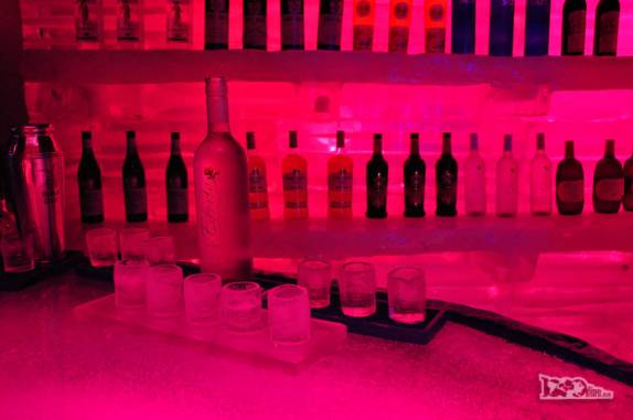 Luzes de diferentes cores iluminam o Glaciobar, em El Calafate, no sul da Argentina